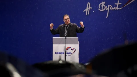 Serbiens Präsident Aleksandar Vucic steht hinter einem Rednerpult und ballt die Fäuste.