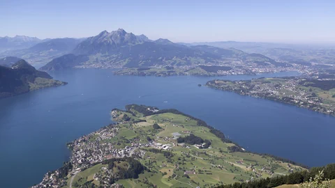 Der Blick auf einen grossen See aus der Vogelperspektive.