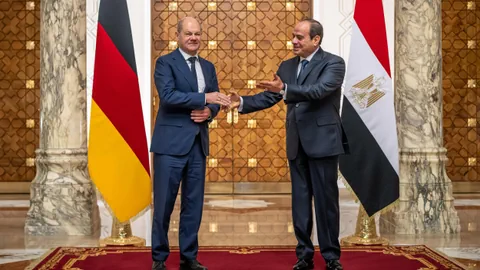 Scholz mit dem ägyptischen Präsidenten al-Sisi in Kairo.