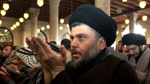 Al-Sadr in einer Moschee betend.