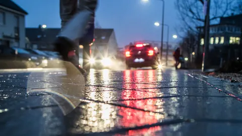 Nachtbild einer nassen Strasse