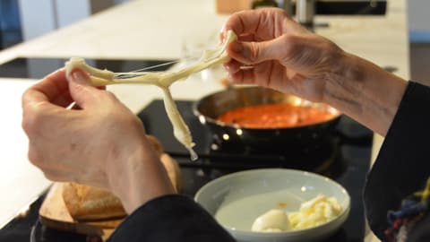 Maja Brunner zieht den Mozzarella in Stränge.