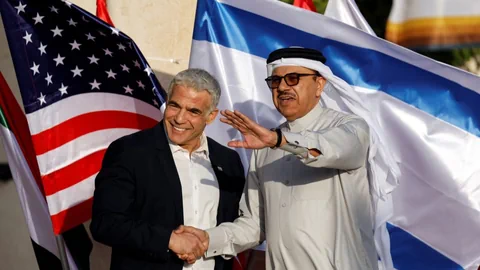 Israels Aussenminister Lapid und sein Kollege aus Bahrain, Rashid Al Zayani.