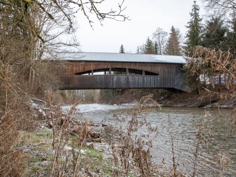 Gedeckte grosse Holzbrücke.