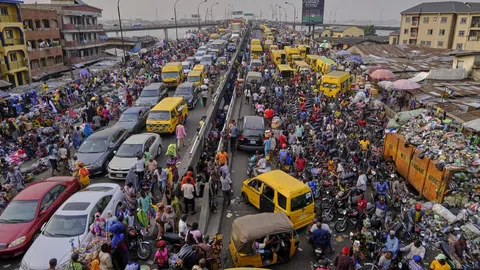 Viele Menschen und Autos in Lagos.