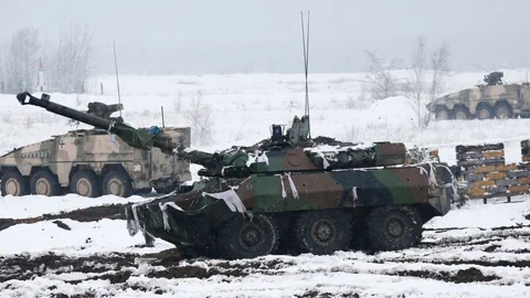 Der französische Kampfpanzer steht im Schnee.