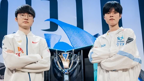 Deft und Faker stehen neben dem Pokal, Arme verschränkt für das Foto