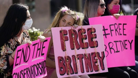 Frauen protestieren mit Bannern für die Freiheit von Britney Spears.