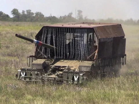 Selbstfahrende Artillerie auf einem Feld