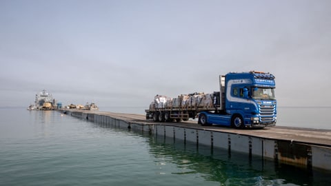 Ein Lastwagen auf einem beweglichen Steg im Meer