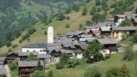 Bergdort mit Kirche 