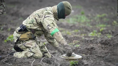 Spezialist entschärft eine Landmine.