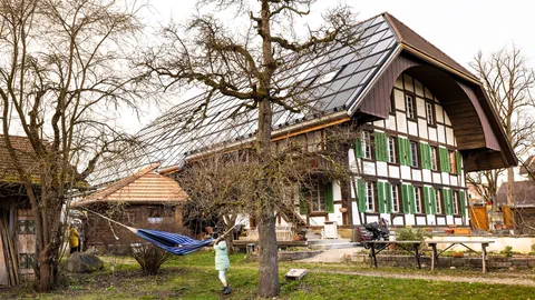 Ein Bauernhaus mit Riegelwerk. Darum herum viel Grün.