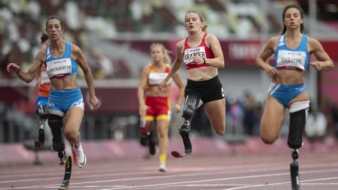 Läuferinnen mit Prothese beim 100 Meter Sprint in Tokio.