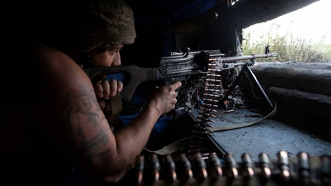 Ein ukrainischer Soldat mit einem Maschinengewehr an der Front.