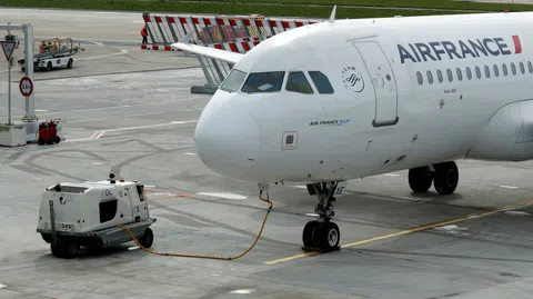 Flugzeug am Boden am Tanken