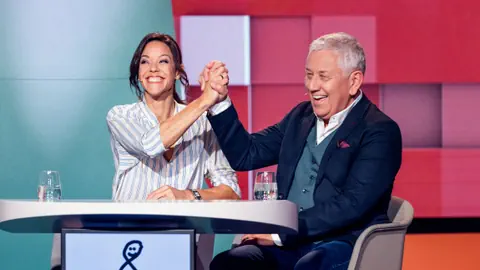 Kiki Mäder links und Röbi Koller rechts geben sich ein High-Five.