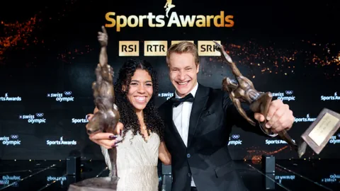 Mujinga Kambundji und Marco Odermatt halten ihre Trophäen für Sportlerin und Sportler des Jahres in die Luft