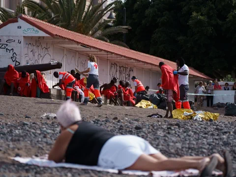 Migranten werden an Strand im Süden von Teneriffa versorgt.