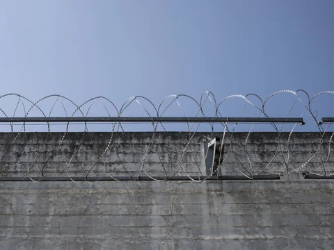 Maschendrahtzaun und Mauer