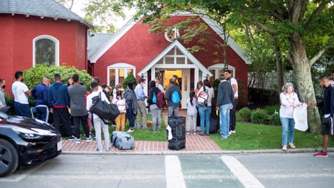 Migranten vor einem Haus auf Martha's Vineyard.