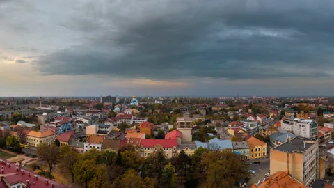 Panoramablick über Uschhorod bei Dämmerung mit bewölktem Himmel.