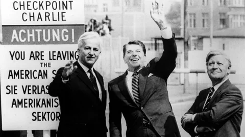 Richard von Weizsäcker, Ronald Reagan und Helmut Schmidt vor dem Checkpoint Charlie