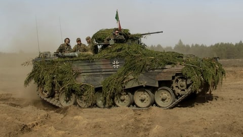 Ein Schützenpanzer Marder auf einer Panzerpiste.