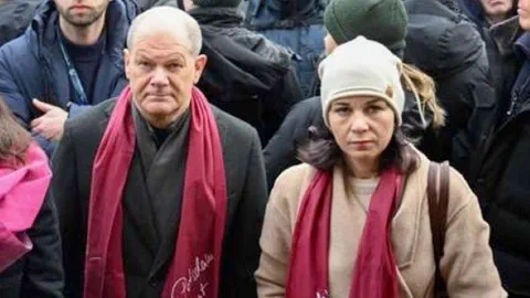 Scholz und Aussenministerin Baerbock an der Demo.