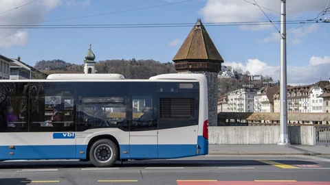 Ein Bus der Verkehrsbetriebe Luzern fährt auf der Seebrücke am Wasserturm vorbei.