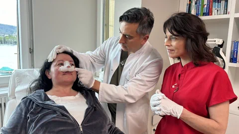 Mona Vetsch mit Chirurg Farid Rezaeian bei der Nachkontrolle einer Patientin nach einer Nasen-OP