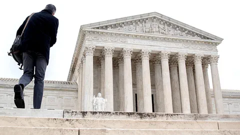 Ein Mann geht die Treppe zum Supreme Court in Washington hoch.