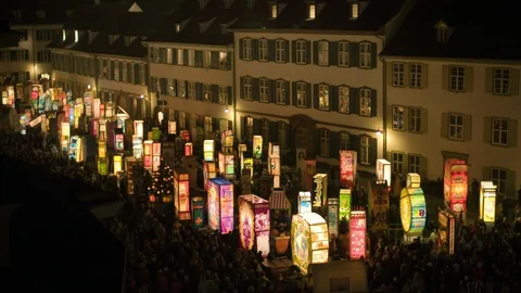 Laternen leuchten auf dem Münsterplatz in Basel