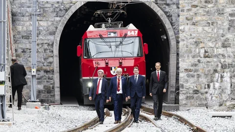 Bundesrat Rösti bei der Feier vor dem Albulatunnel.