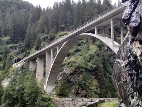 Eine grosse Brücke über ein Tal. Ganz aus Beton.