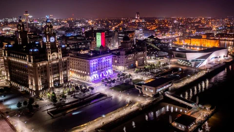 Luftaufnahme der Stadt Liverpool in der Nacht.