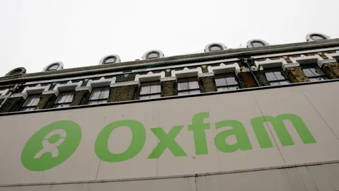 Das Oxfam-Logo ist auf einer Beschilderung vor einem Geschäft in Dalston im Osten Londons zu sehen.