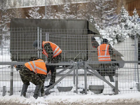 Armeeangehörigen arbeiten an einem Absperrgitter