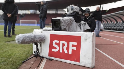 Fernsehkameras des SRF bei einem Fussballstadion am Spielfeldrand.