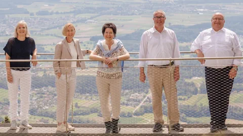 Fünf Personen auf einer Brücke