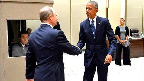 Putin und Obama schütteln sich die Hände.