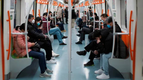 Menschen in der U-Bahn