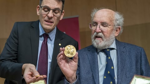 Queloz (links, neben Michel Mayor) nimmt den Nobelpreis entgegen 