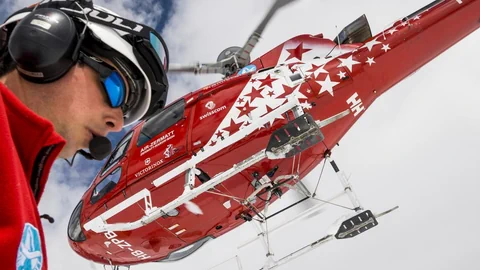 Helikopter der Air Zermatt und Pilot.