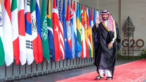 Bin Salman mit Flaggen der G20.