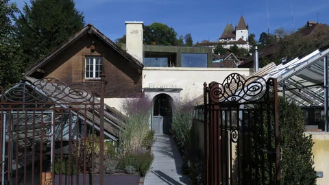 Alte Gewächshauser, im Hintergrund Schloss