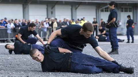 Polizisten in der Schule