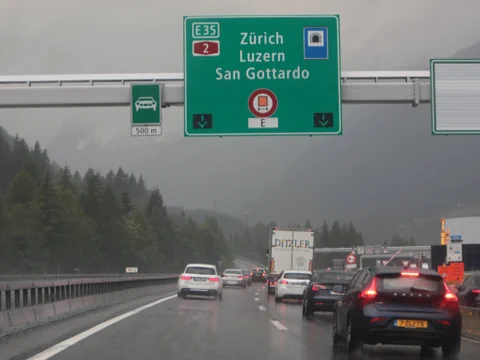 Stau auf Autobahn E35, Wegweiser nach Zürich, Luzern, San Gottardo.