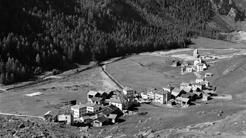 Das alte Dorf Marmorera auf einer Schwarz-Weiss Aufnahme. Jetzt befindet sich da ein Stausee. 