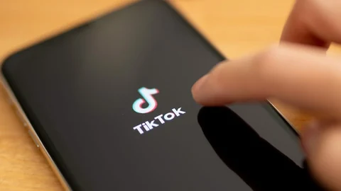 Die Tiktok-App auf einem Smartphone